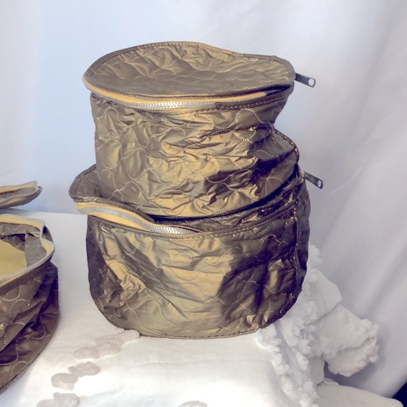 Bronze colored cosmetic set of 3 bags. Quilted pattern of round cosmetic cases. - Picture 7 of 8